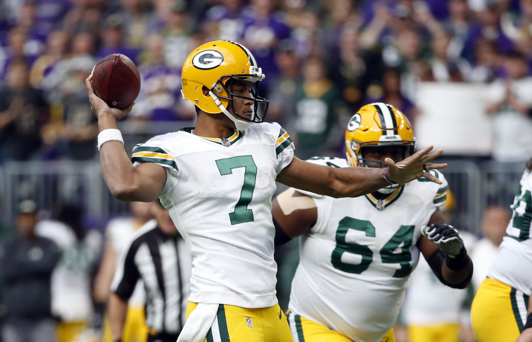 Brett Hundley set to throw, AP photo